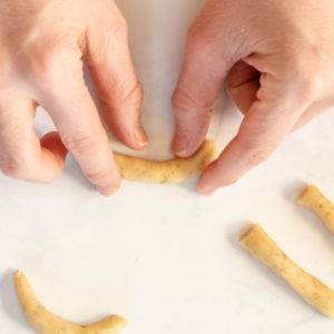 Walnut Crescent Biscuits – preparation step 2