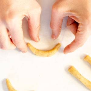 Walnut Crescent Biscuits – preparation step 3